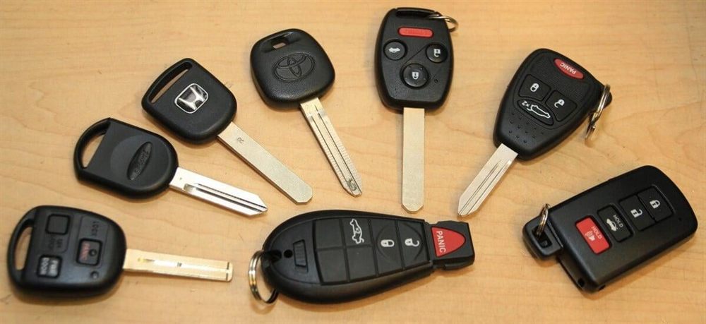 Transponder keys and remote head keys laid out for Ford, Honda, Toyota, Chrysler and Lexus vehicles